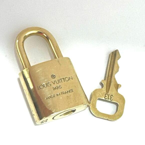 Louis Vuitton Gold Padlock & Key Set  LV Brass Lock 313 - Picture 3 of 3